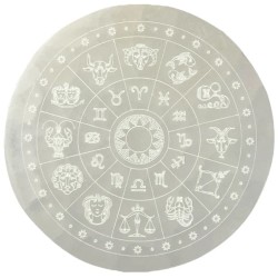Plaque ronde en sélénite blanche gravée des douze signes du zodiaque autour d'un soleil