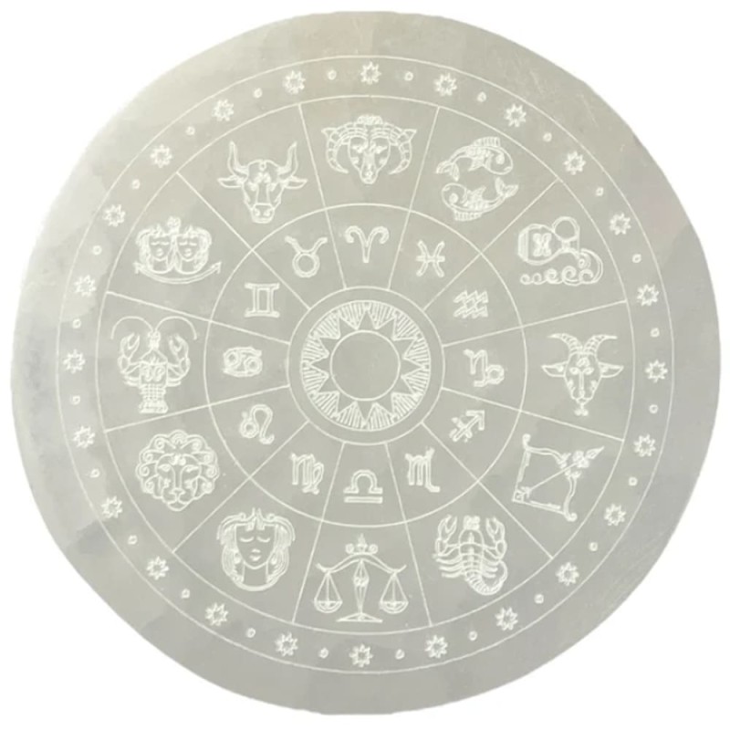Plaque ronde en sélénite blanche gravée des douze signes du zodiaque autour d'un soleil