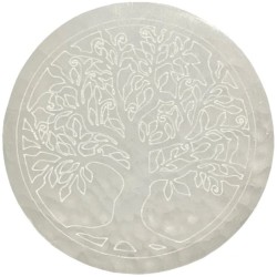 Plaque ronde en sélénite blanche gravée d'un arbre de vie aux branches feuillues