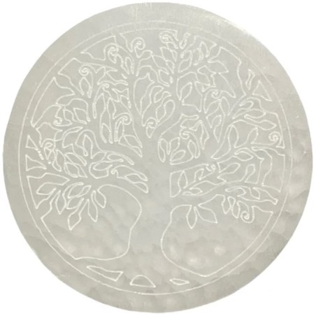 Plaque ronde en sélénite blanche gravée d'un arbre de vie aux branches feuillues