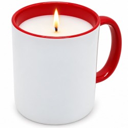 Bougie parfumée coulée dans un mug en céramique blanche à l’intérieur et anse rouge vif, flamme allumée