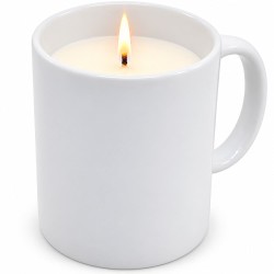 Bougie parfumée fleur de coton coulée dans un mug classique en céramique entièrement blanche, mèche allumée