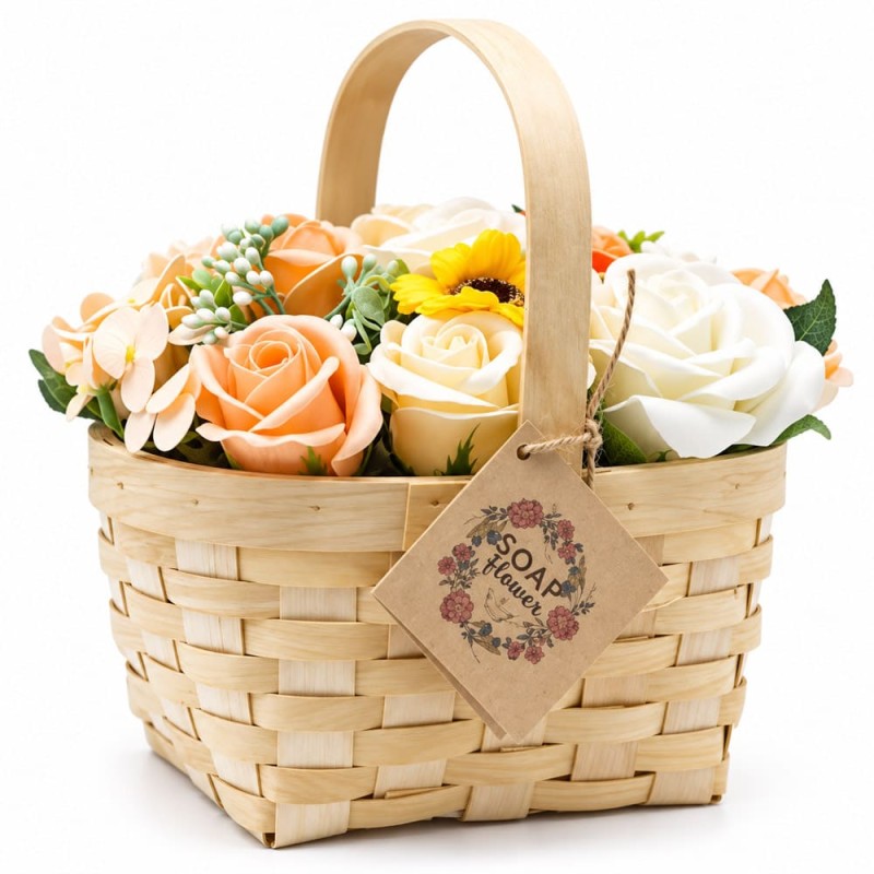 Bouquet de roses en savon orange arrangé dans un petit panier en osier, présenté dans son sac cadeau
