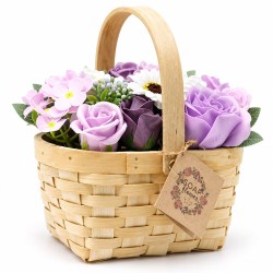 Bouquet de roses en savon couleur lilas disposé dans un panier en osier, avec son sac cadeau