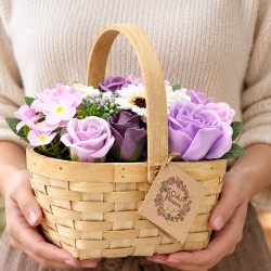 Fleurs de savon lilas en panier osier, bouquet de roses