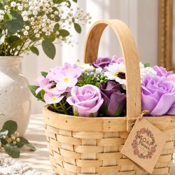 Fleurs de savon lilas en panier osier, bouquet de roses
