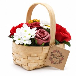 Bouquet de roses rouges en savon arrangées dans un panier en osier, présenté dans son sac cadeau