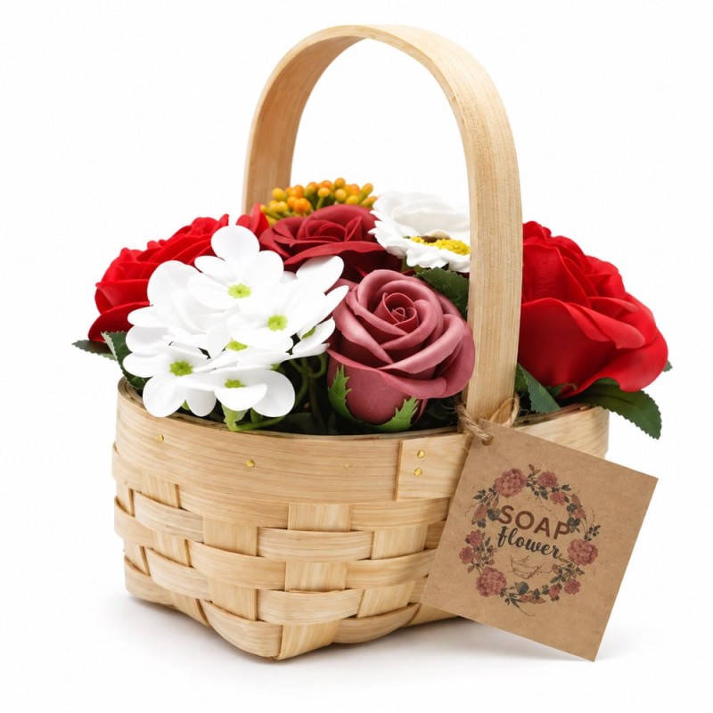 Bouquet de roses rouges en savon arrangées dans un panier en osier, présenté dans son sac cadeau