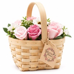 Bouquet de roses en savon couleur rose arrangées dans un panier en osier tressé, avec son sac cadeau