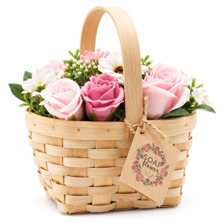 Bouquet de roses en savon couleur rose arrangées dans un panier en osier tressé, avec son sac cadeau