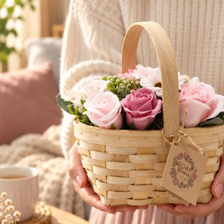 Bouquet de fleurs de savon roses en panier d’osier tressé