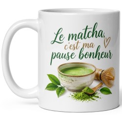 Mug blanc Le matcha c’est ma pause bonheur avec bol de matcha, fouet en bambou, cuillère et feuilles de thé vert