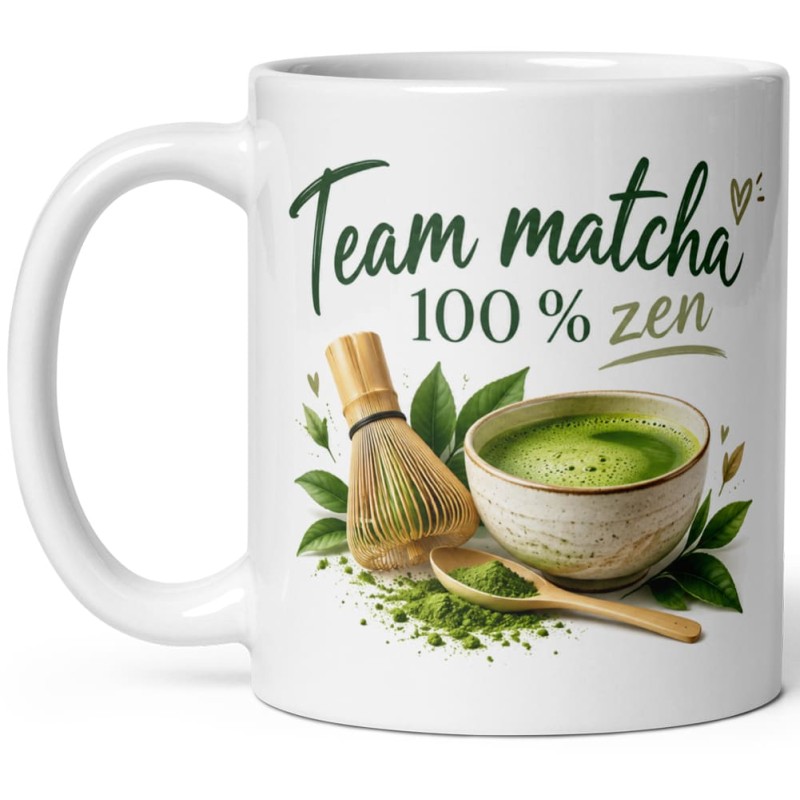 Mug blanc Team matcha 100 % zen avec fouet en bambou, bol de matcha mousseux, cuillère de poudre verte et feuilles de thé