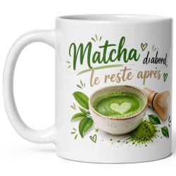 Mug blanc Matcha d’abord le reste après avec bol de matcha latte au cœur, fouet en bambou, poudre verte et feuilles de thé