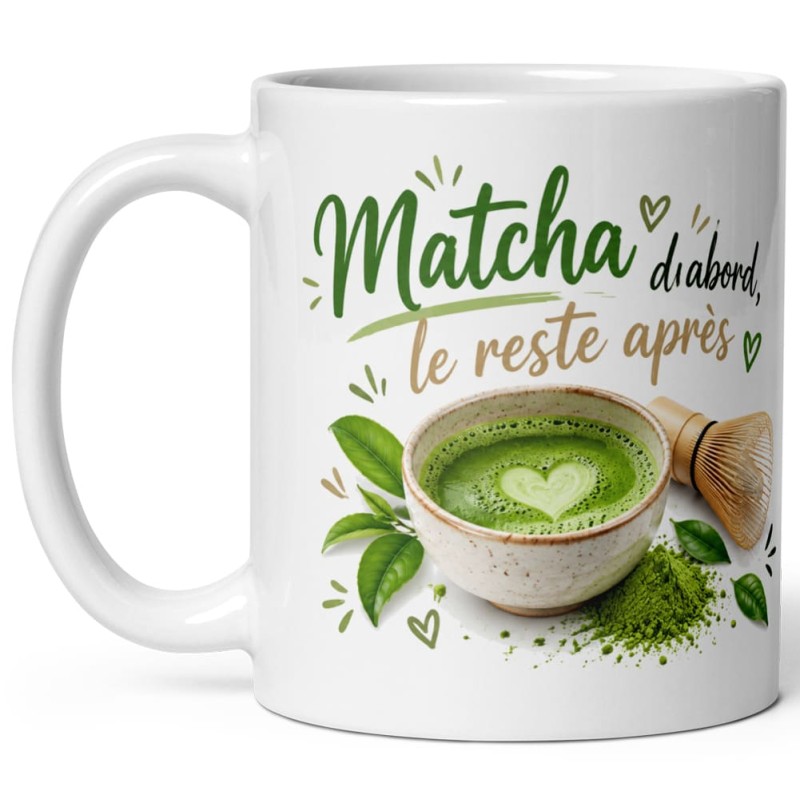 Mug blanc Matcha d’abord le reste après avec bol de matcha latte au cœur, fouet en bambou, poudre verte et feuilles de thé