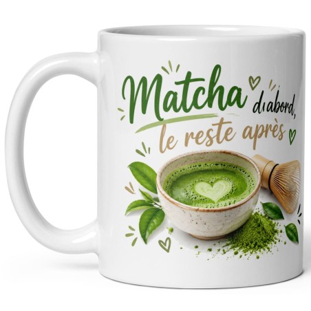 Mug blanc Matcha d’abord le reste après avec bol de matcha latte au cœur, fouet en bambou, poudre verte et feuilles de thé