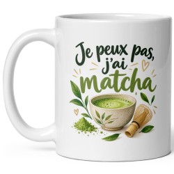 Mug blanc Je peux pas j’ai matcha avec bol de matcha décoré de feuilles, fouet en bambou, poudre verte et feuilles de thé