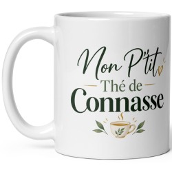 Mug blanc Mon P’tit Thé de Connasse avec petite tasse de thé fumante, feuilles de thé et cœur doré