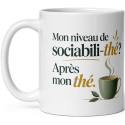 Mug blanc Mon niveau de sociabili-thé Après mon thé avec tasse vert sauge fumante, anse dorée et feuilles de thé