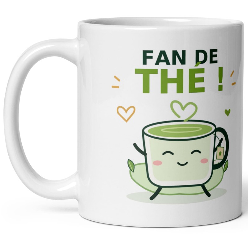 Mug blanc Fan de thé avec petite tasse de thé vert souriante aux bras levés, sachet de thé, vapeur en forme de cœur et feuilles