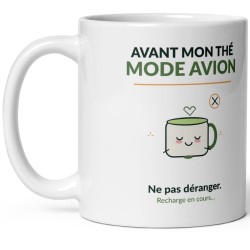Mug blanc Avant mon thé mode avion avec petite tasse de thé endormie, icône ne pas déranger et texte Recharge en cours
