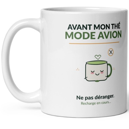 Mug blanc Avant mon thé mode avion avec petite tasse de thé endormie, icône ne pas déranger et texte Recharge en cours