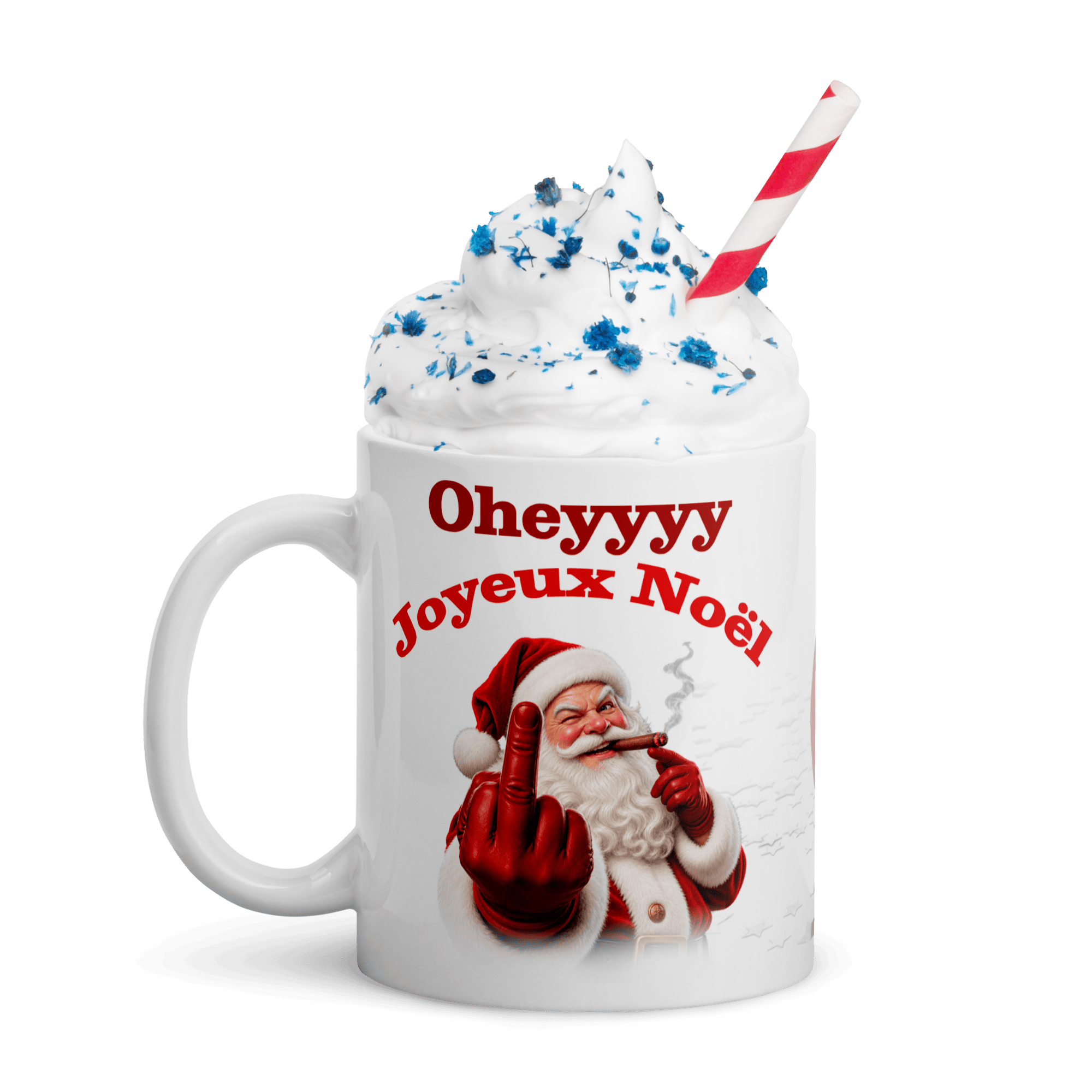 mug de Noël personnalisé posé près d'un sapin décoré