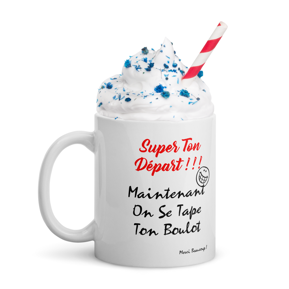 cadeau de Noël pour un collègue posé sur un bureau avec un mug et un tapis de souris